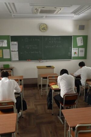 Sayuri-sensei ướt át, khát khao cùng không – JUQ-933: bí mật lẳng lơ của cô giáo nghiêm nghị