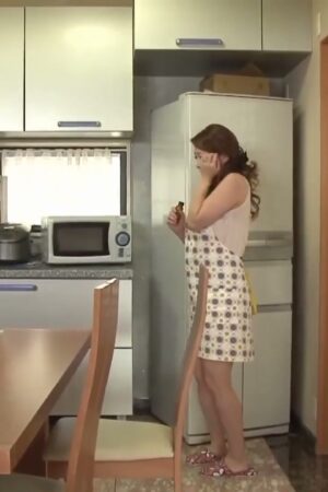 Yumi Kazama và JUX-617: Nàng dâu lẳng lơ khao khát, lỡ trao nhầm thuốc kích tình