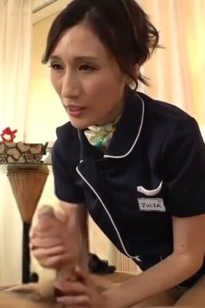 Julia MEYD-719: Vén màn bí mật phòng massage láng giềng, nàng dâu khêu gợi khiến chàng ngây ngất đến ngất lịm