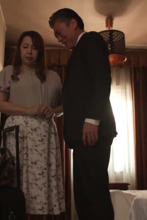 Yumi Kazama (JUQ-974): Vợ yêu dâng hiến cho sếp, đêm hoang dại ướt át đến tận xương tủy.